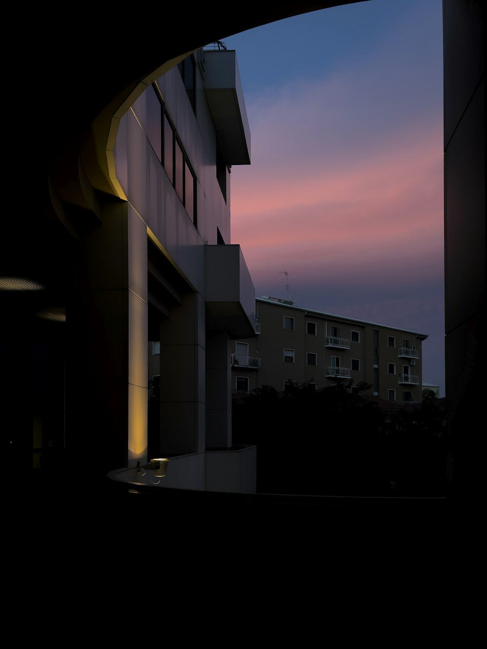 edificio in cemento bianco durante il giorno