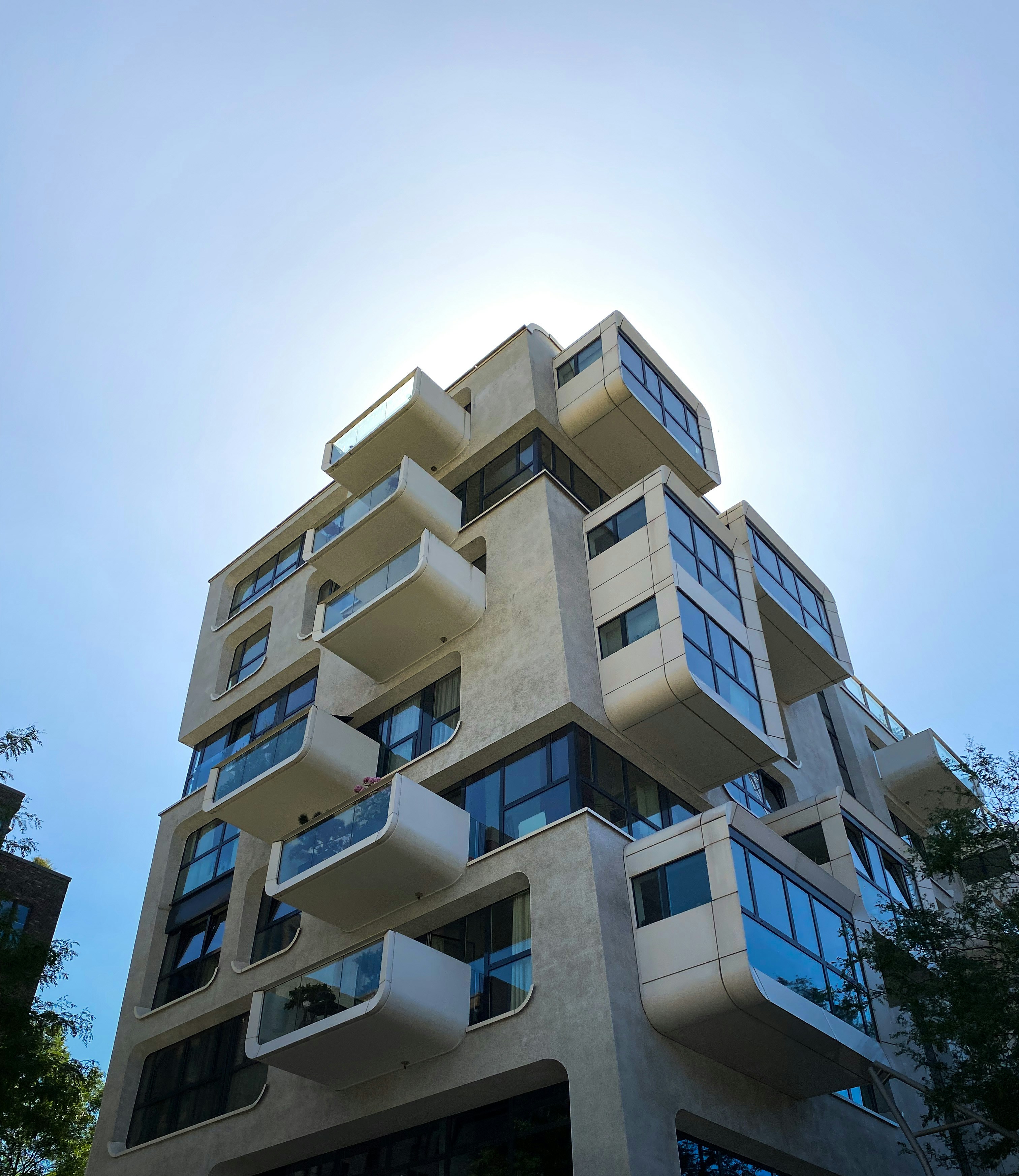 Edificio de hormigón blanco durante el día