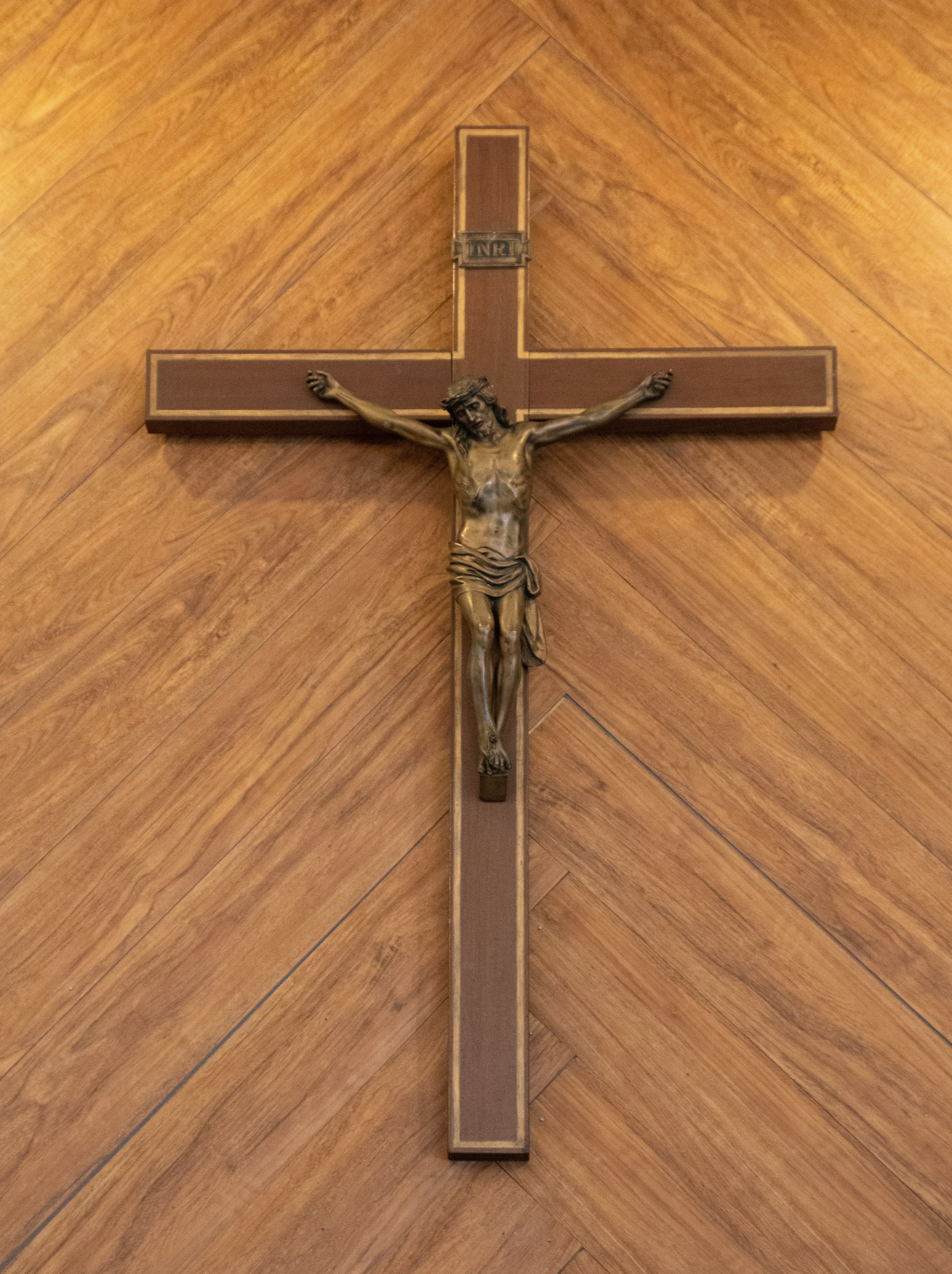 茶色の木製のテーブルに銀の十字架の写真 – Unsplashの無料クロス写真