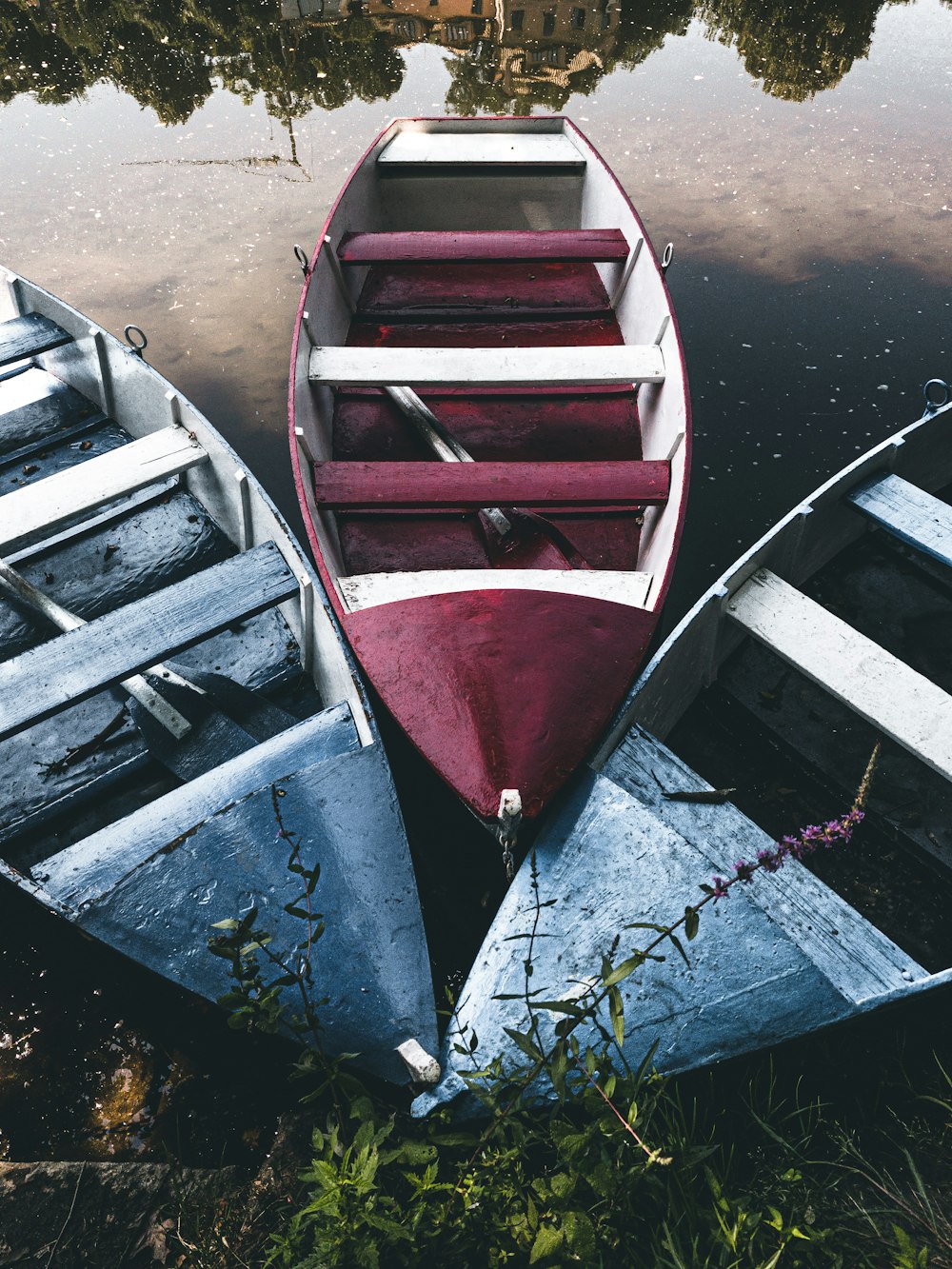 barco de canoa azul e vermelho no corpo de água