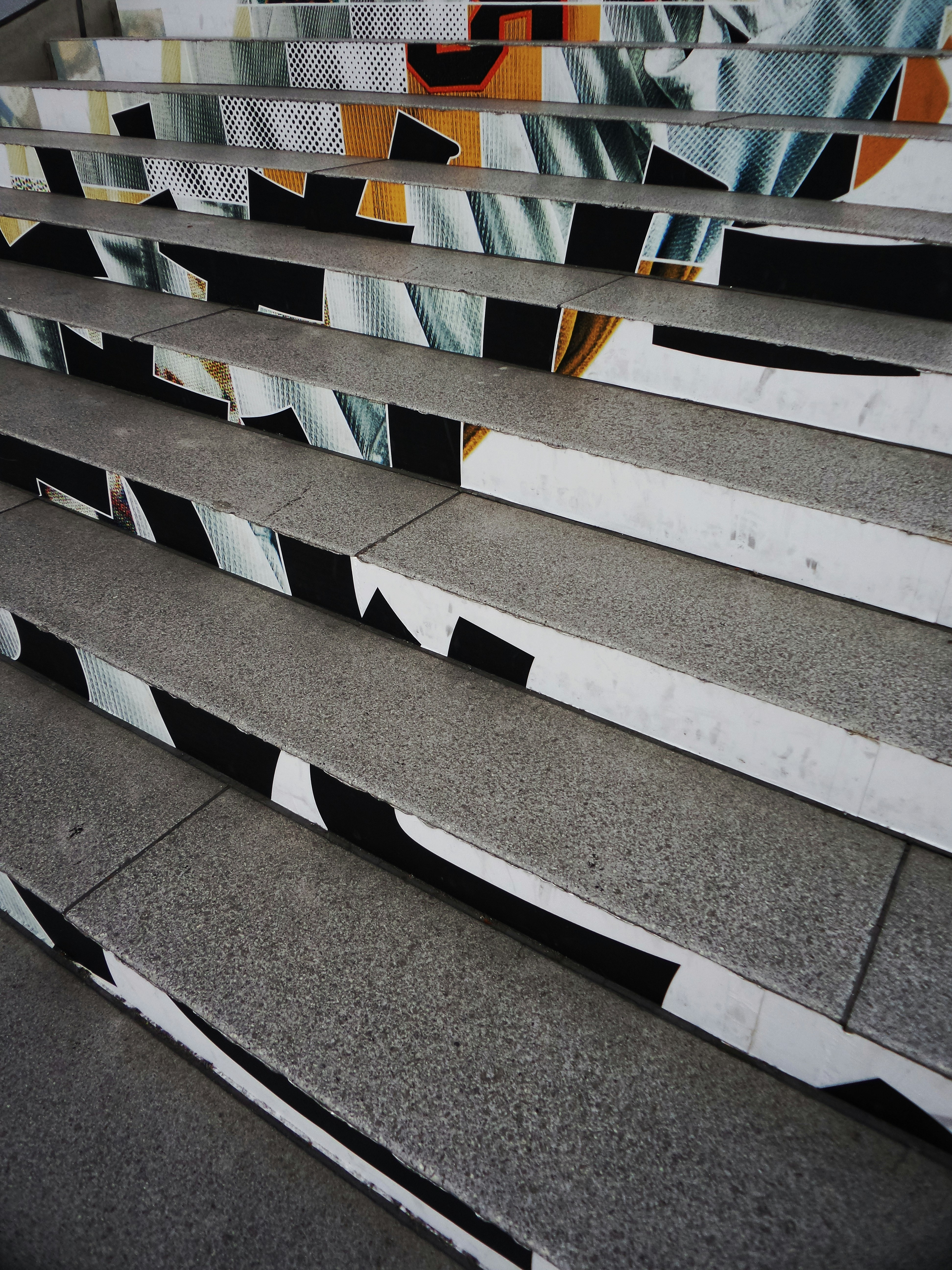白と黒のコンクリート階段の写真 Unsplashで見つけるグレーの無料写真