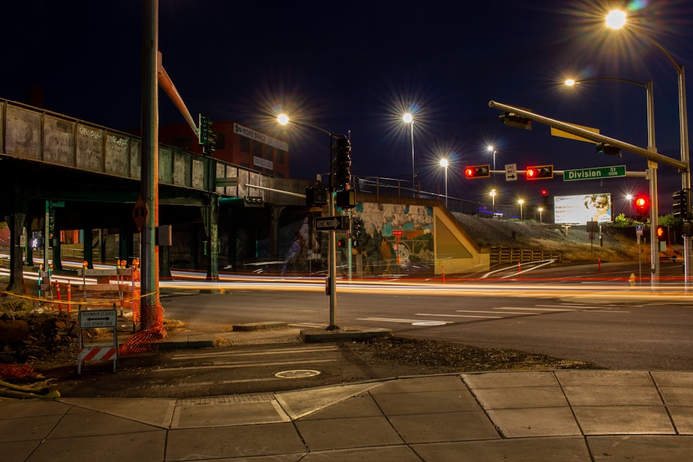 beleuchtete Straßenlaterne in der Nähe von Gebäuden während der Nachtzeit