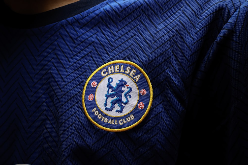 Un gros plan du badge de Chelsea sur un maillot