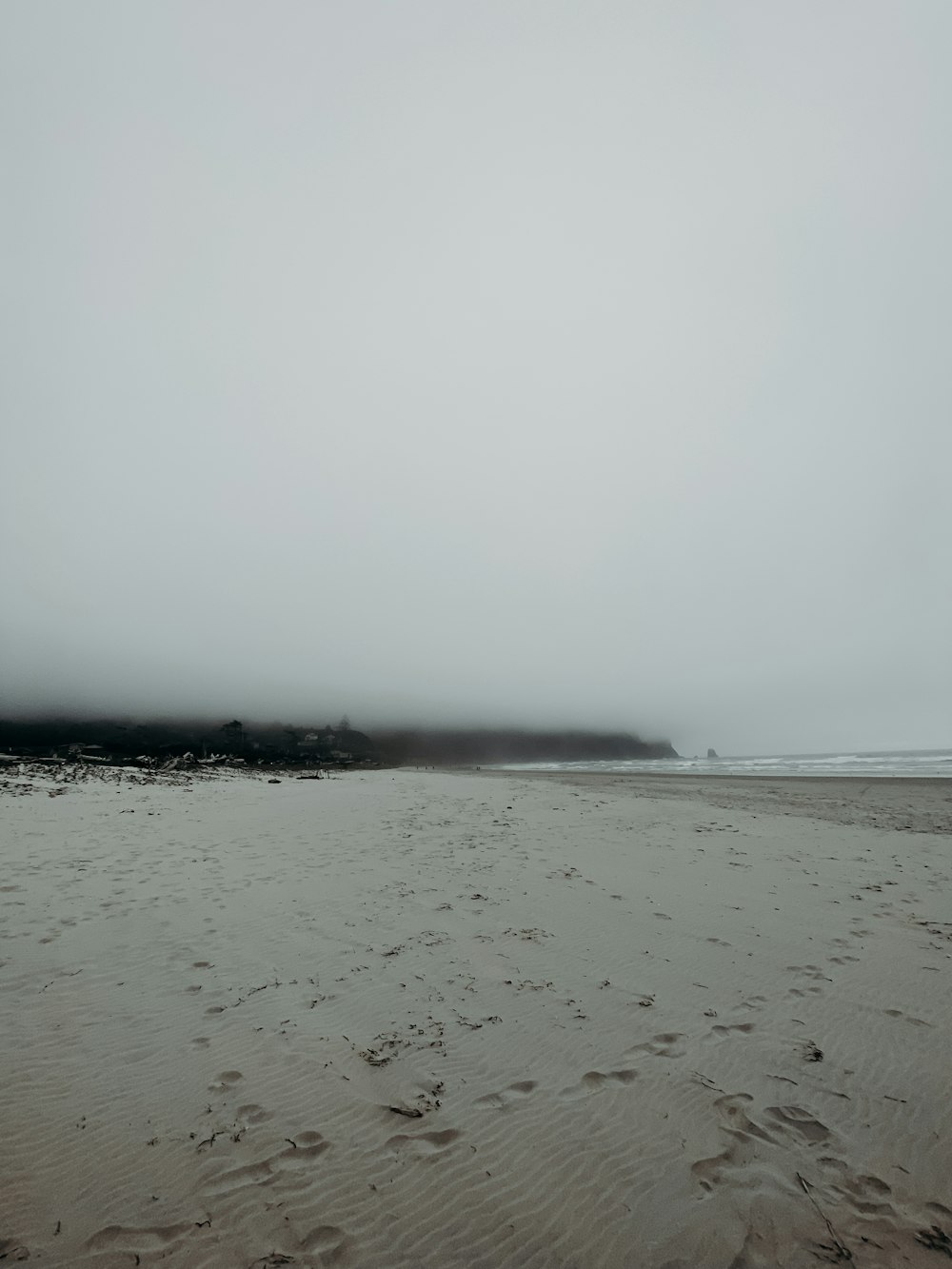 sable blanc près d’un plan d’eau pendant la journée