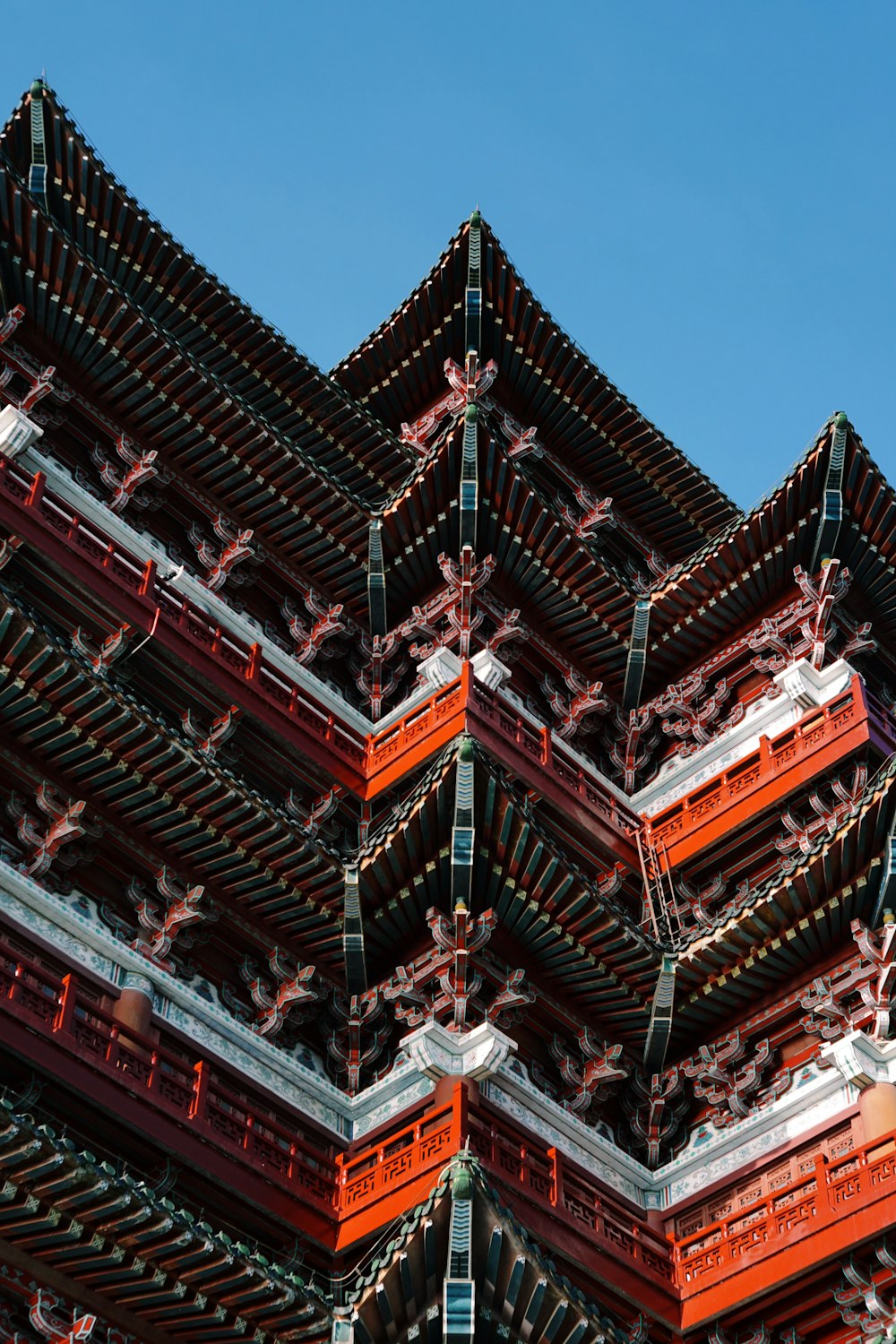 昼間の青空に浮かぶ茶色と白の寺院