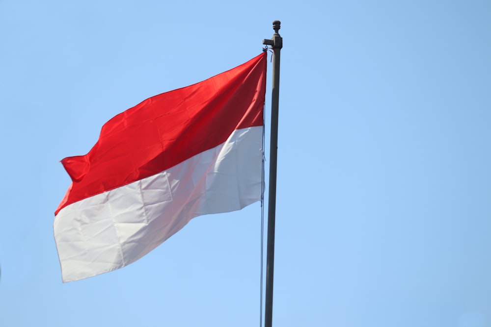 weiß-rot-schwarz gestreifte Flagge