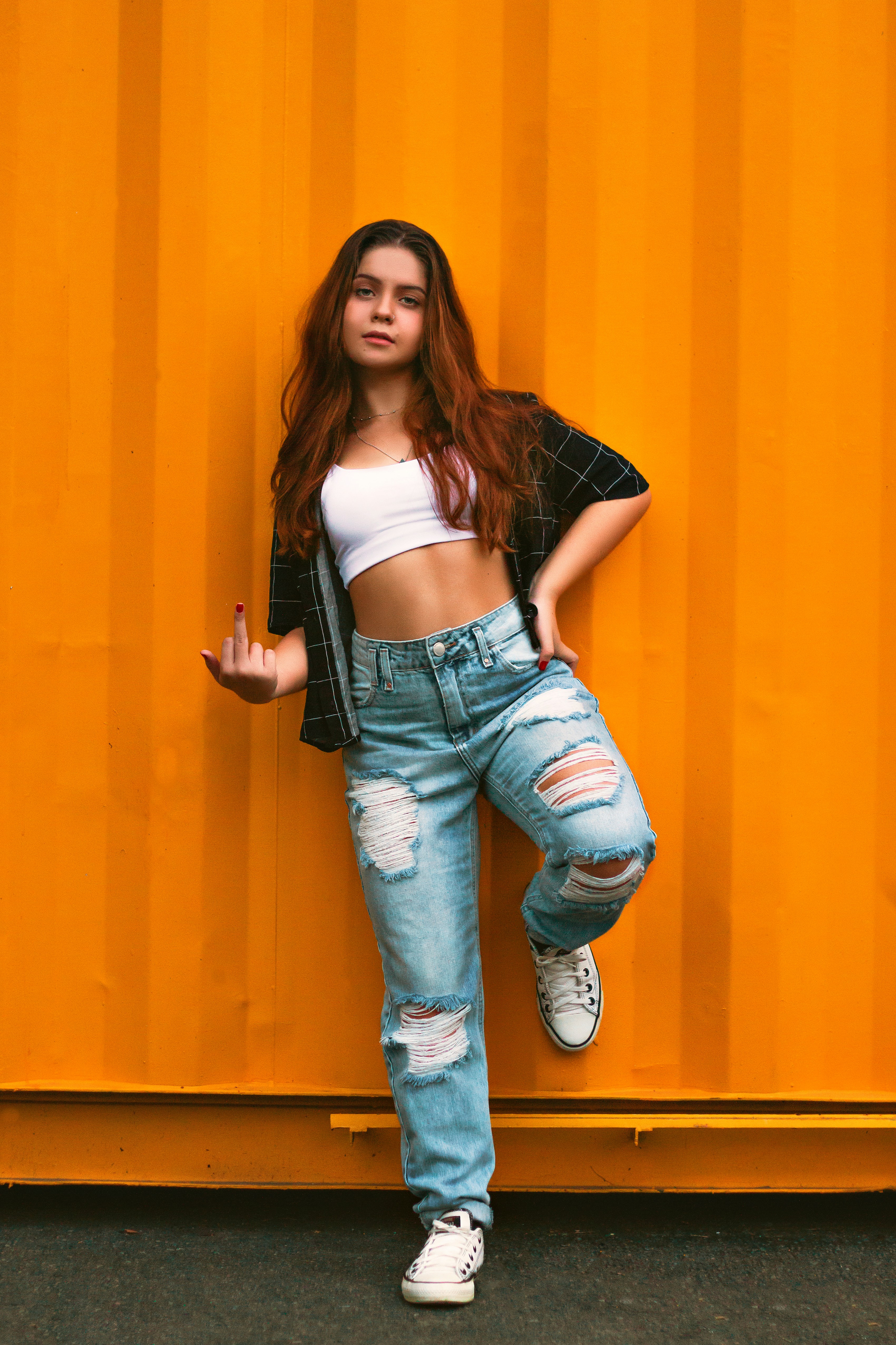 Foto De Mujer Con Jeans Azules Y Blusa Blanca Imagen Gratuita Pantalones En Unsplash
