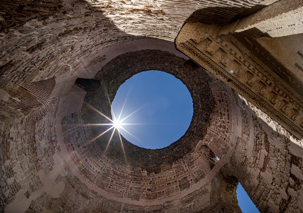 Low-Angle-Fotografie eines braunen Betontunnels tagsüber