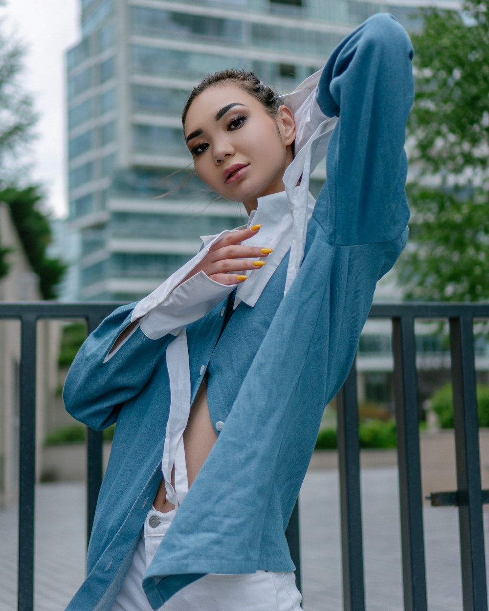 menina na camisa azul de manga comprida em pé e sorrindo