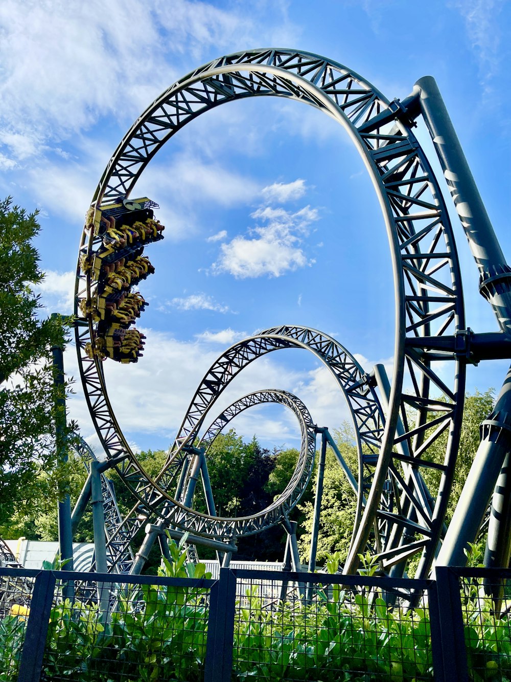 grüne und braune Achterbahn unter blauem Himmel tagsüber