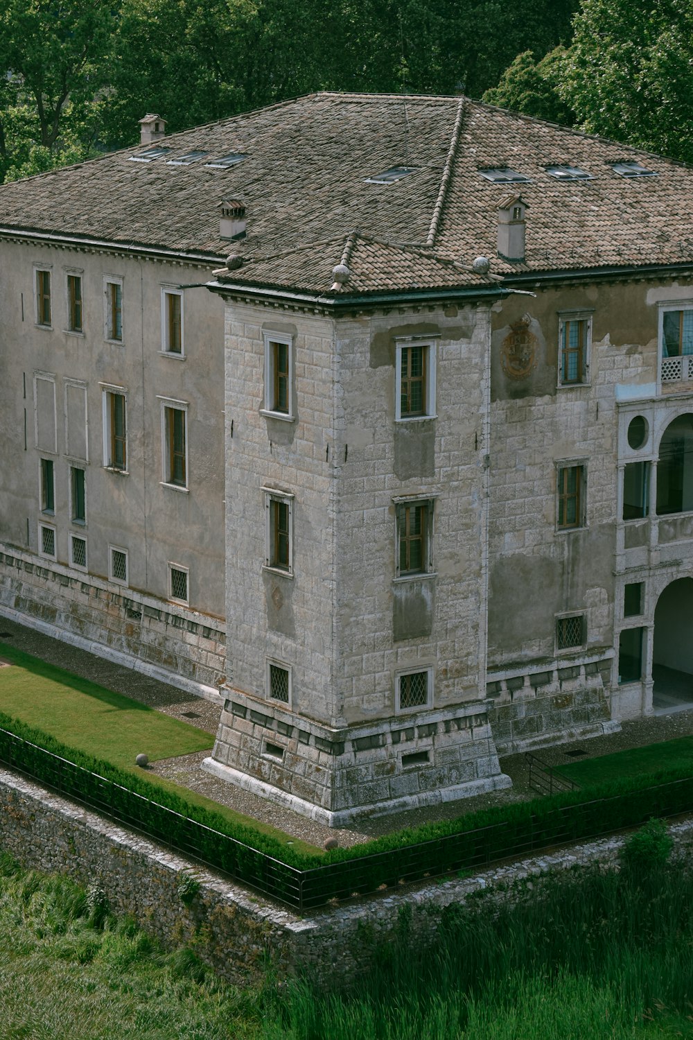 edifício de betão cinzento durante o dia