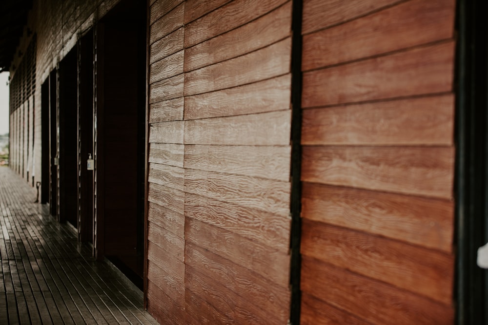 Puerta de madera marrón cerca de puerta de madera negra
