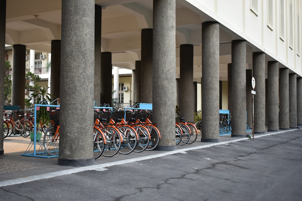歩道に駐輪する自転車