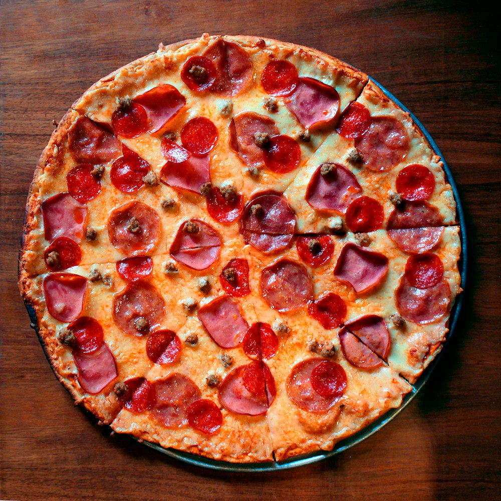 Pizza mit Käse und Tomaten