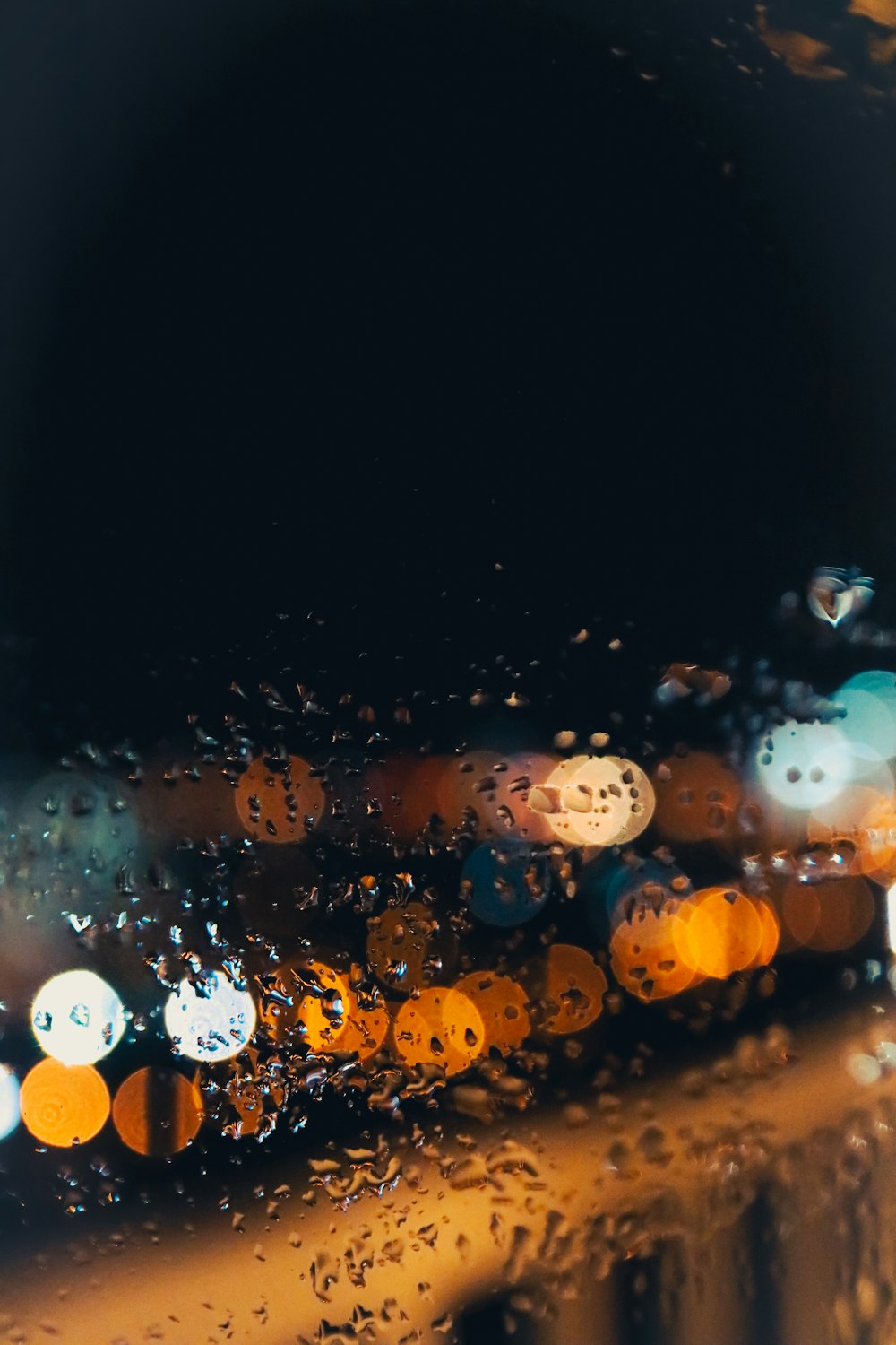 gotas de agua en la ventana de vidrio