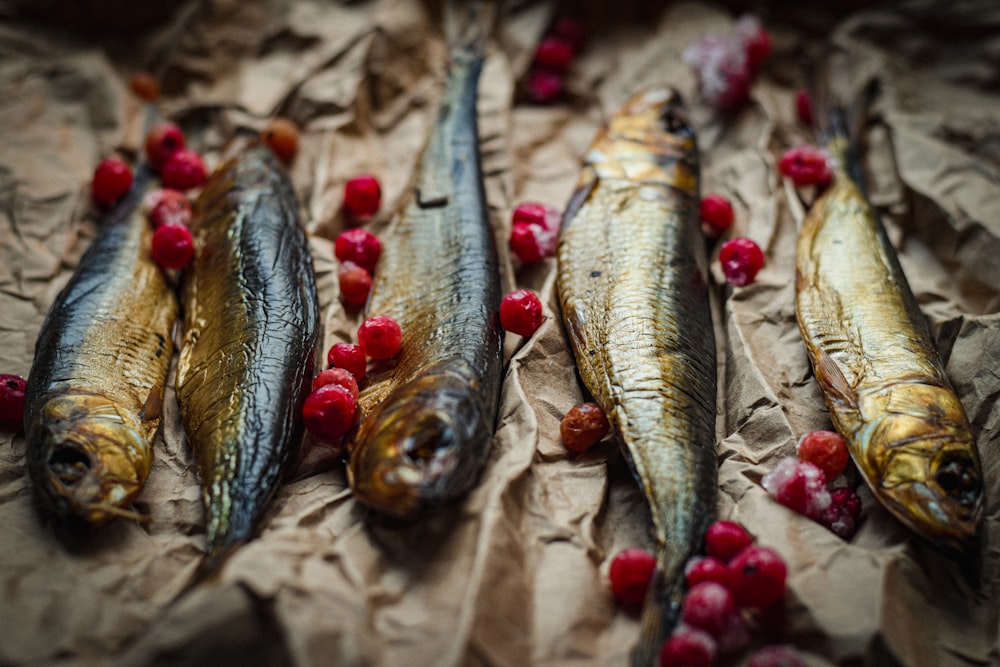 Pescado marrón y blanco sobre hojas secas marrones