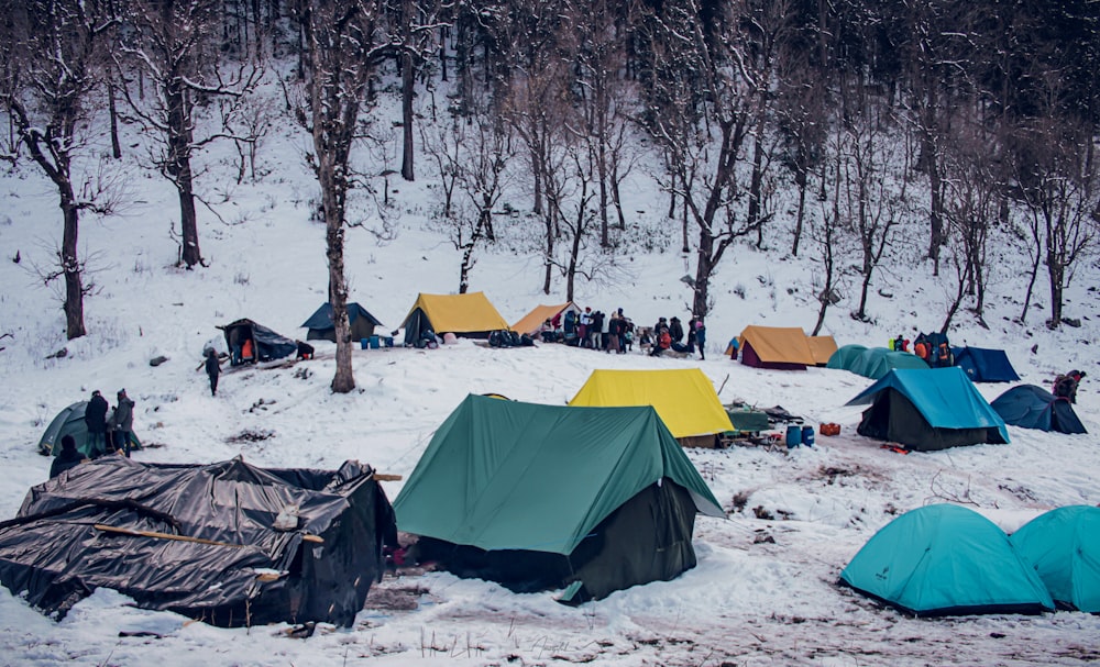 낮 동안 눈 덮인 땅에 녹색 텐트