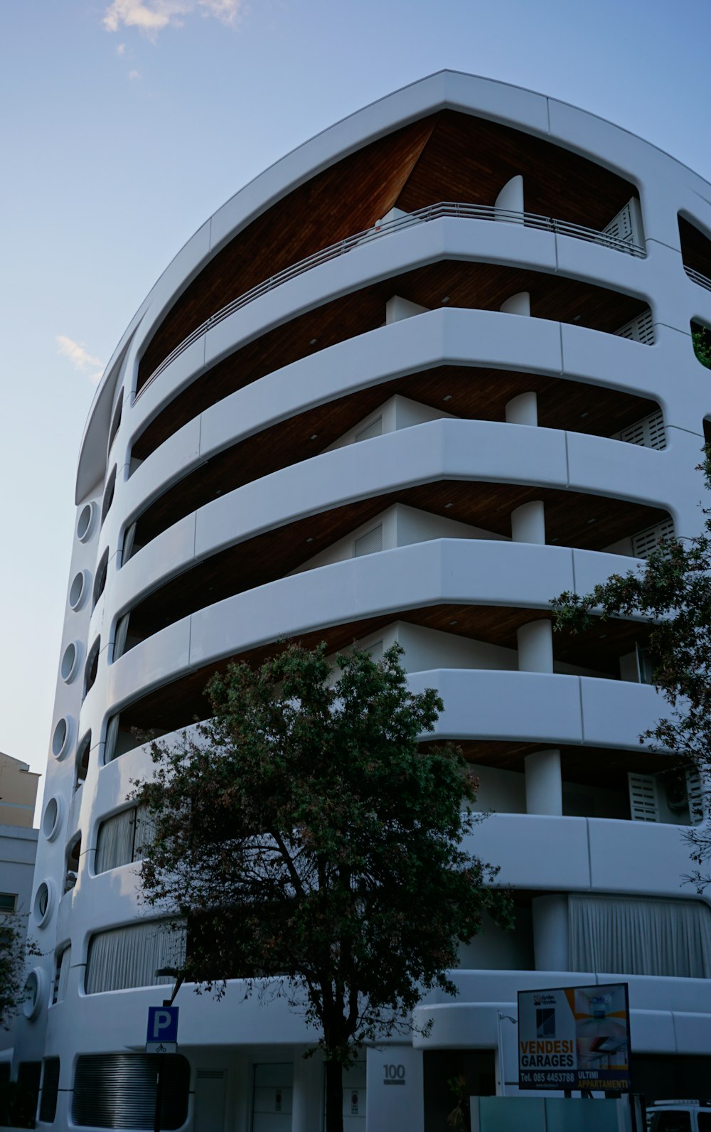 edificio in cemento bianco e marrone