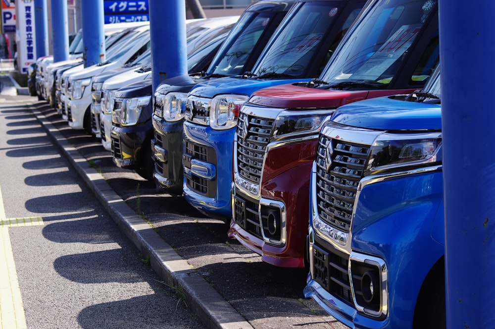 blaue und silberne Autos tagsüber auf dem Parkplatz