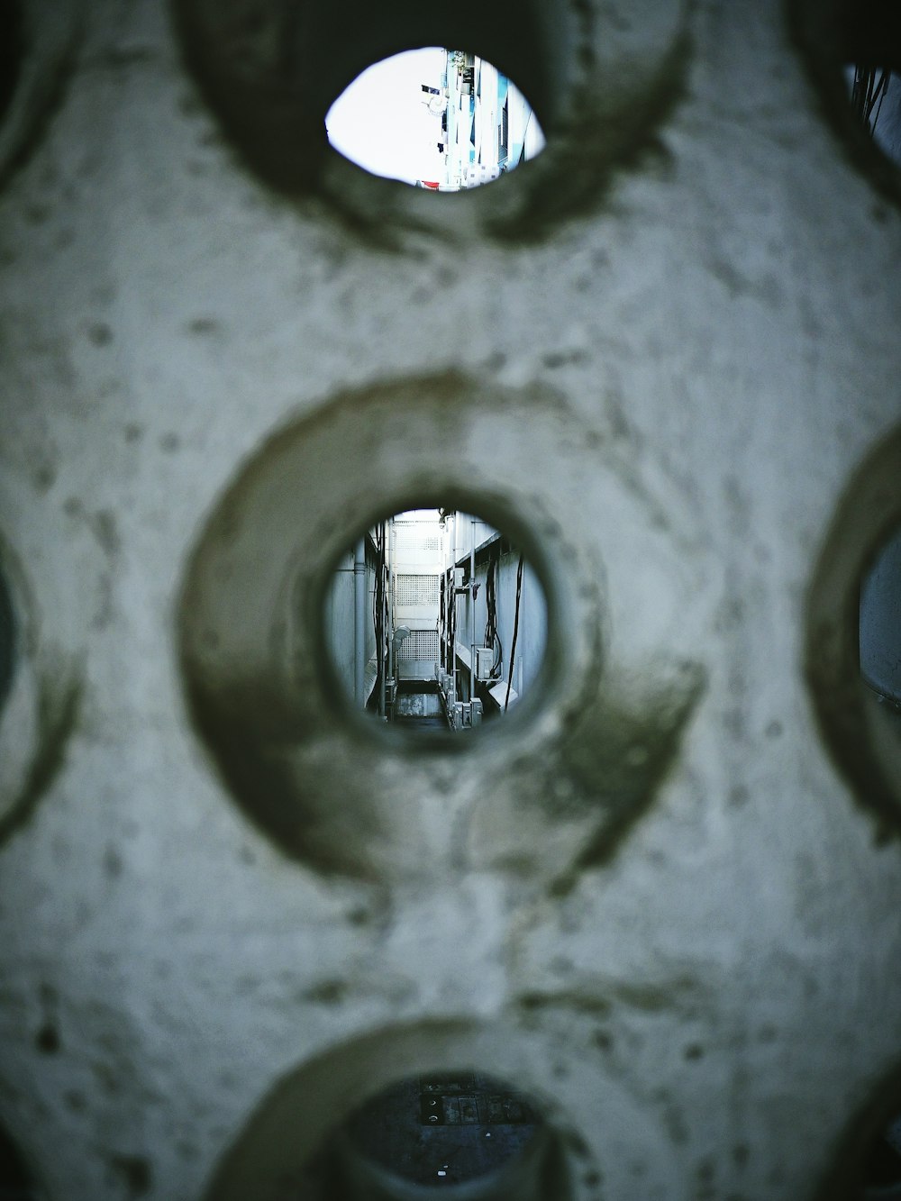 Reja de ventana de metal negro en pared de hormigón blanco