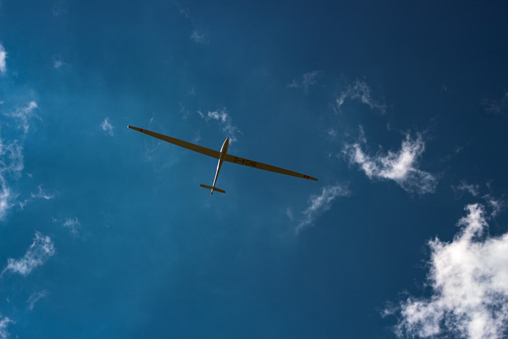 Avión naranja en el cielo