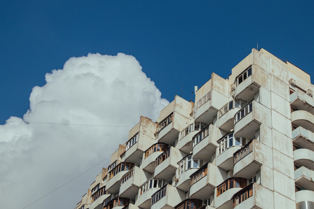 Weißes Betongebäude unter blauem Himmel tagsüber