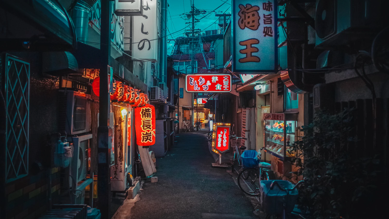 夜の街を歩く人々