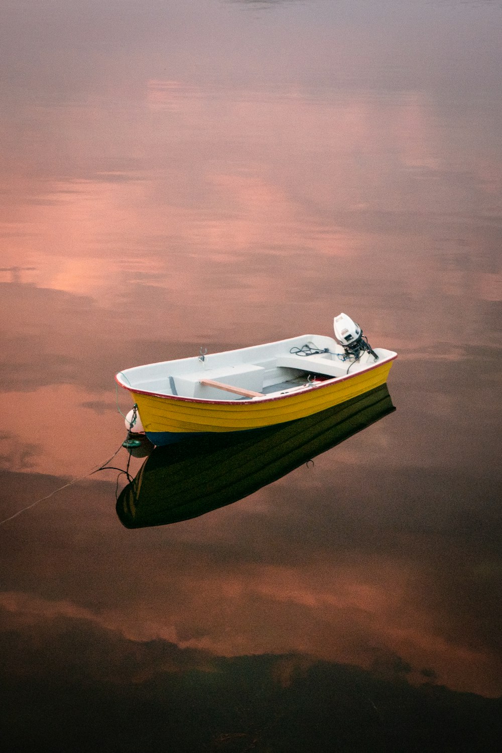 weißes und braunes Boot auf Gewässern