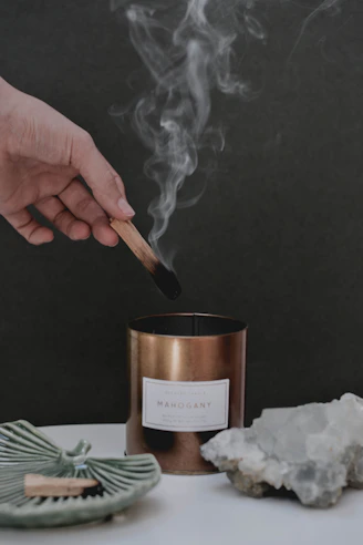 Persona sosteniendo un palo santo
