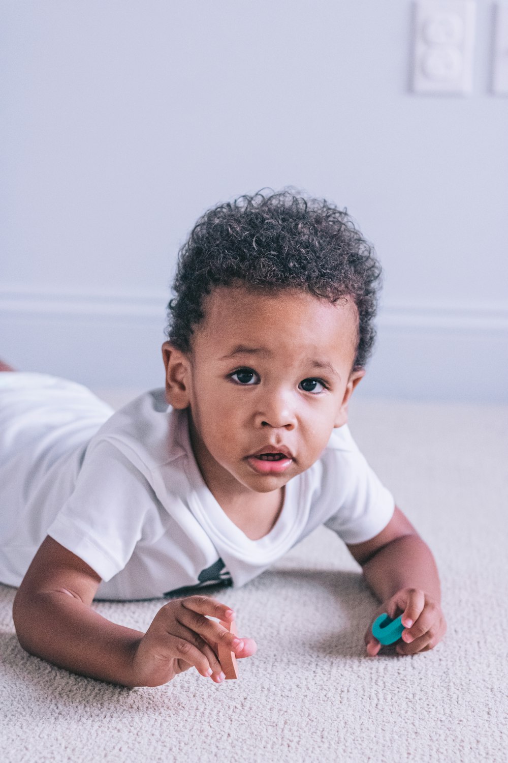 boy in white crew neck t-shirt