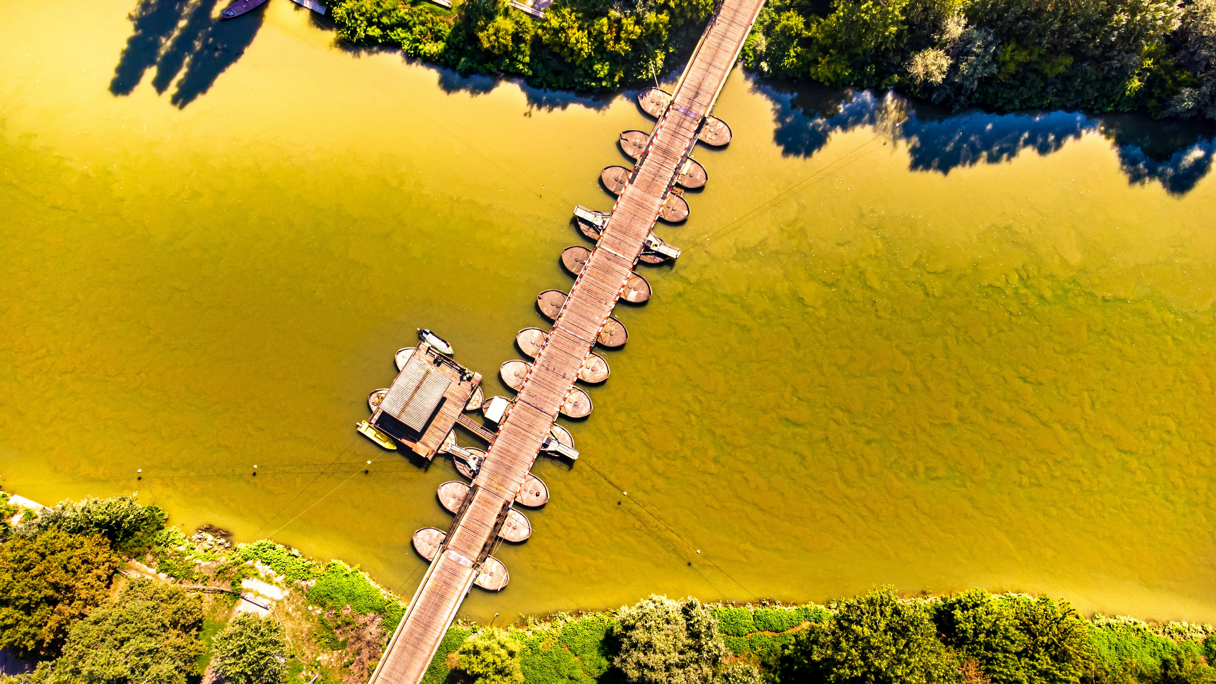 Photo by photoroutes