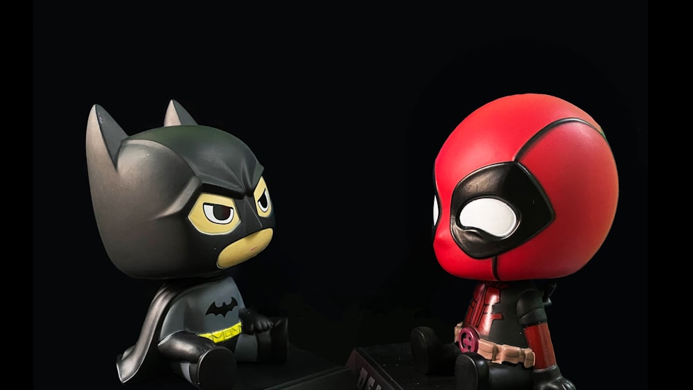 figura de ação do Batman vermelho e preto