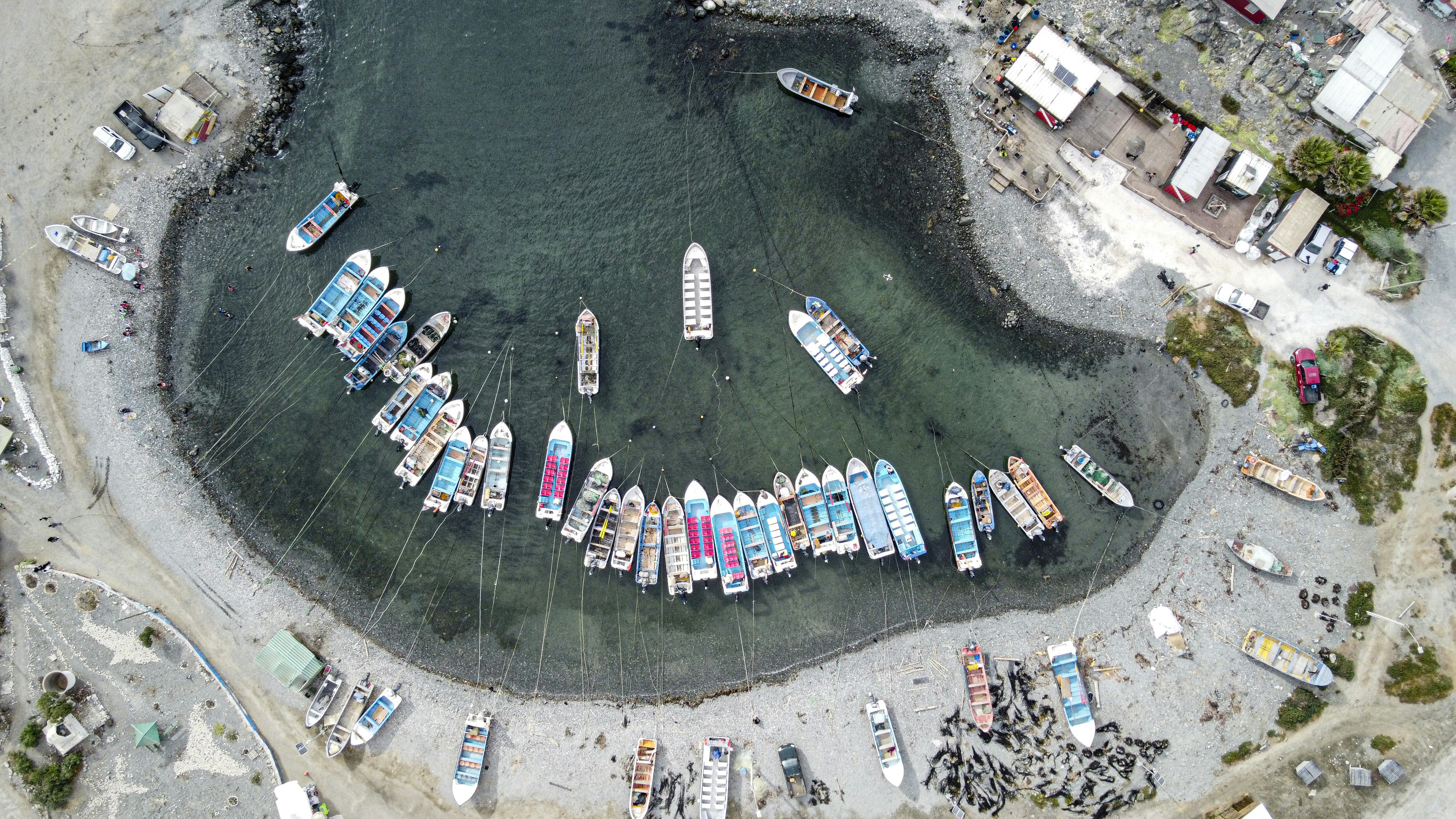 Botes vistos desde el aire en Chañaral de Aceituno, imagen ilustrativa de la costa chilena