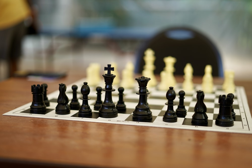 peças de xadrez pretas no tabuleiro de xadrez