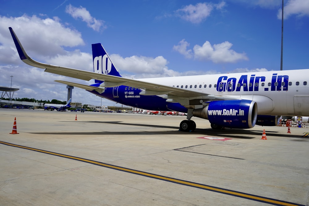 Un gran avión de pasajeros sentado encima de la pista de un aeropuerto