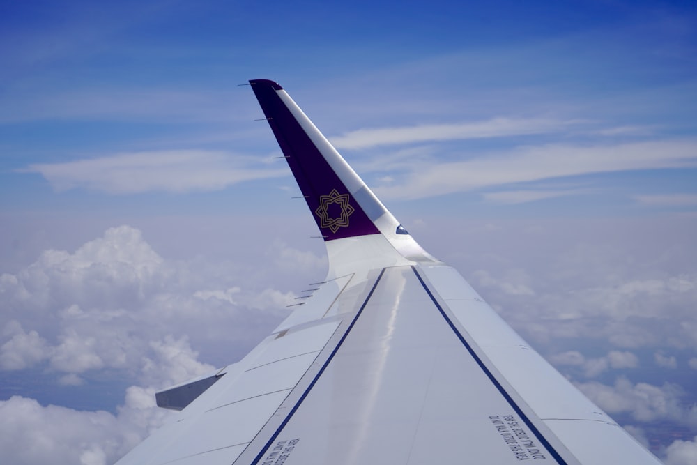 white and blue airplane wing during daytime