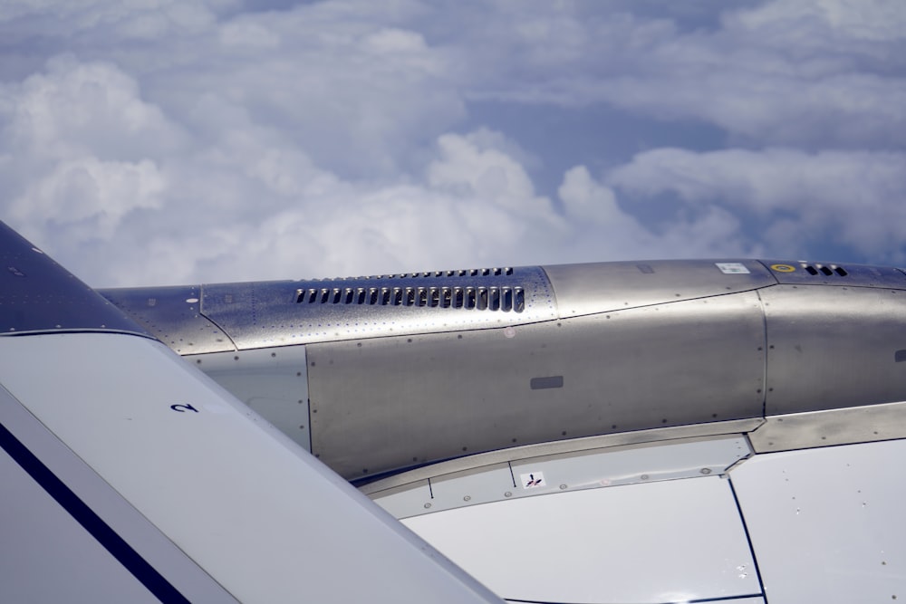 Weißes Flugzeug tagsüber unter blauem Himmel