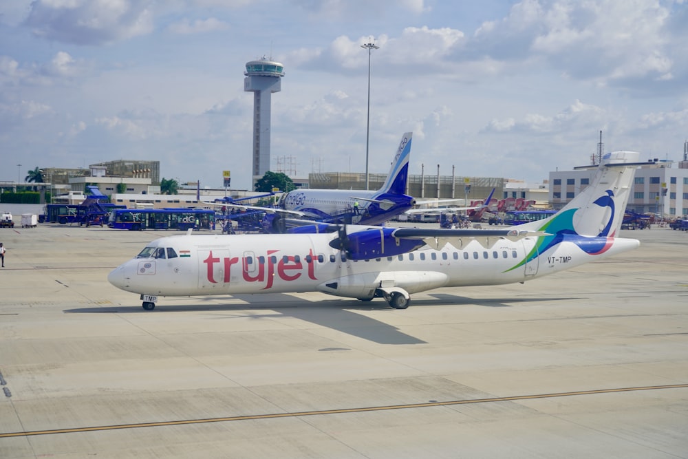 aereo passeggeri bianco e blu sull'aeroporto durante il giorno