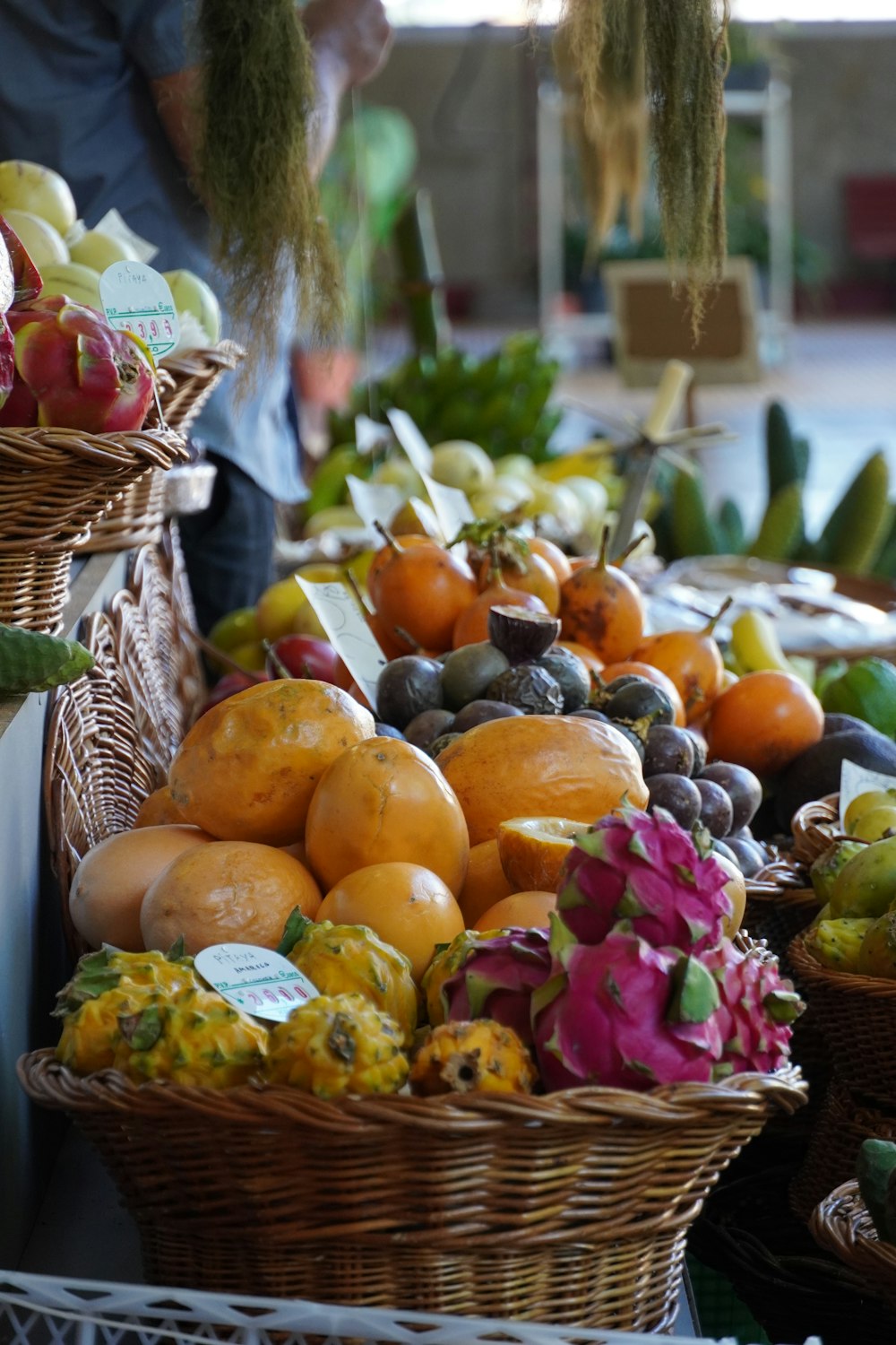 variedad de frutas en canasta tejida marrón