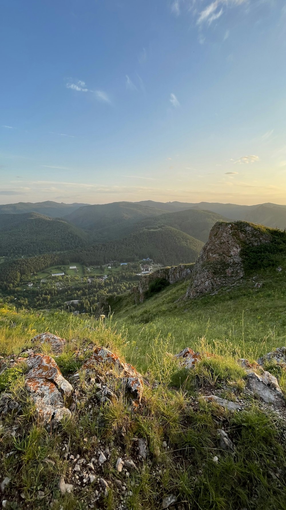 Champ d’herbe verte et montagne pendant la journée