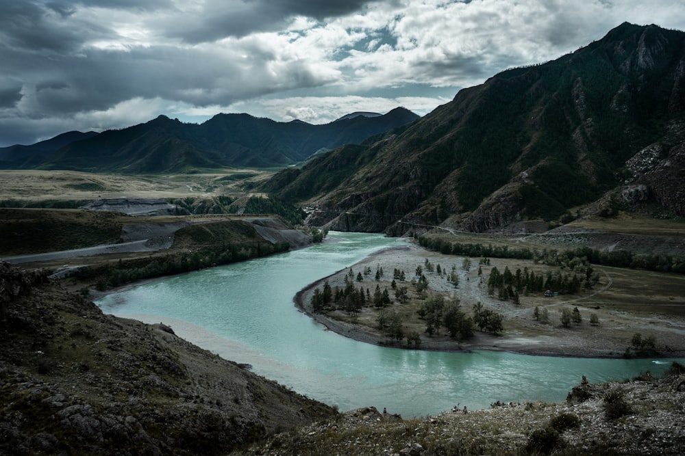 lake in the middle of mountains