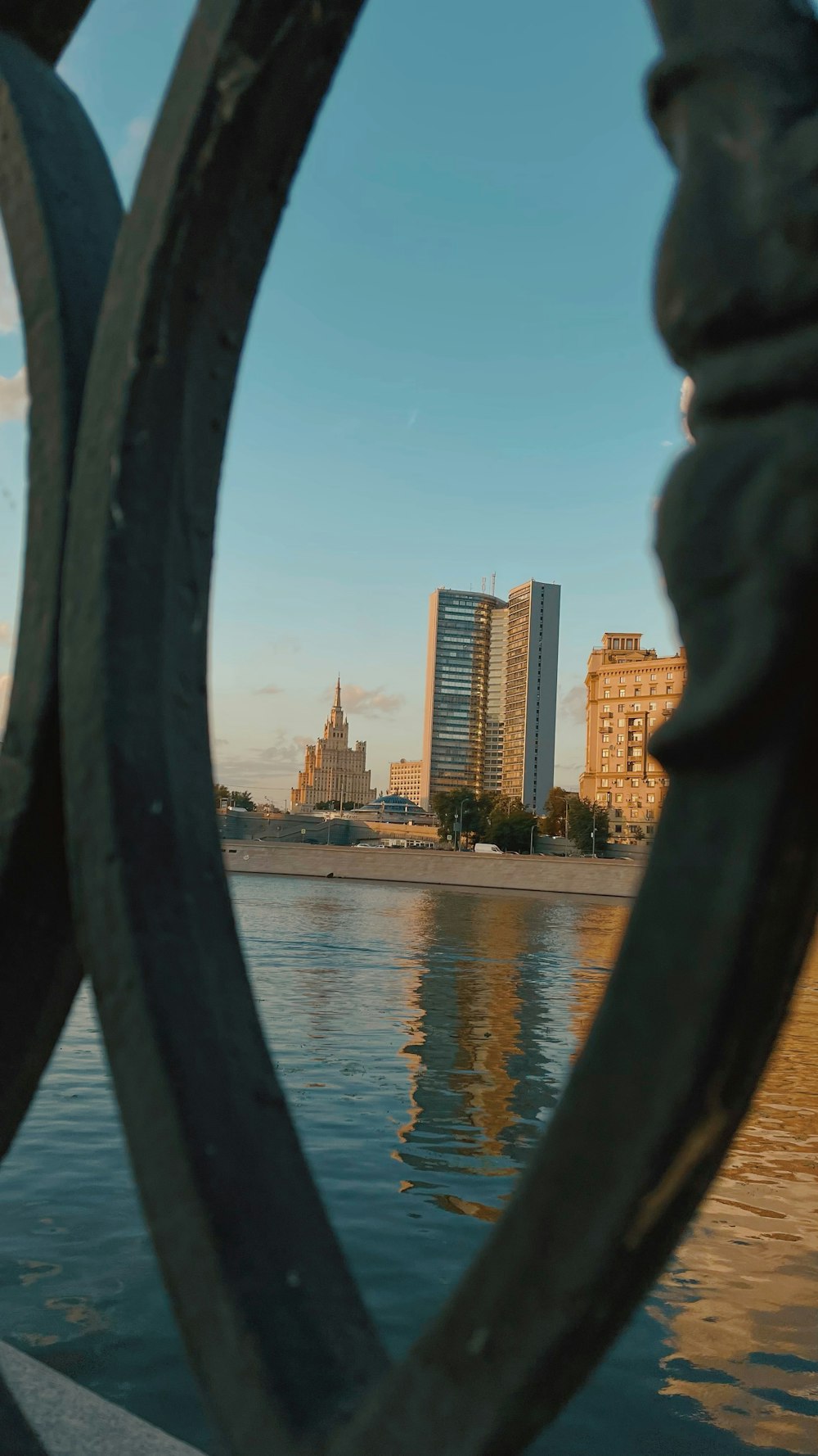 Skyline della città attraverso lo specchio d'acqua durante il giorno