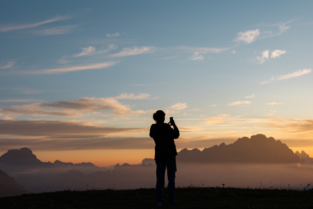 silhouette of man and woman kissing during sunset