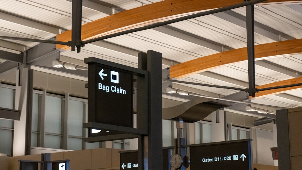 Un letrero en un aeropuerto que dice Big Chill