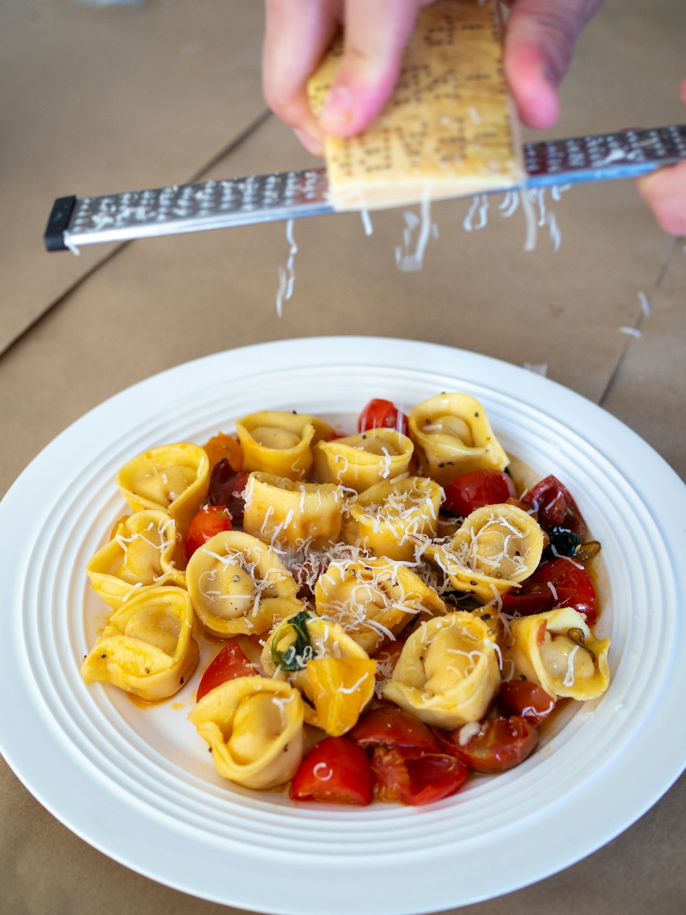 fruta en rodajas en plato de cerámica blanca