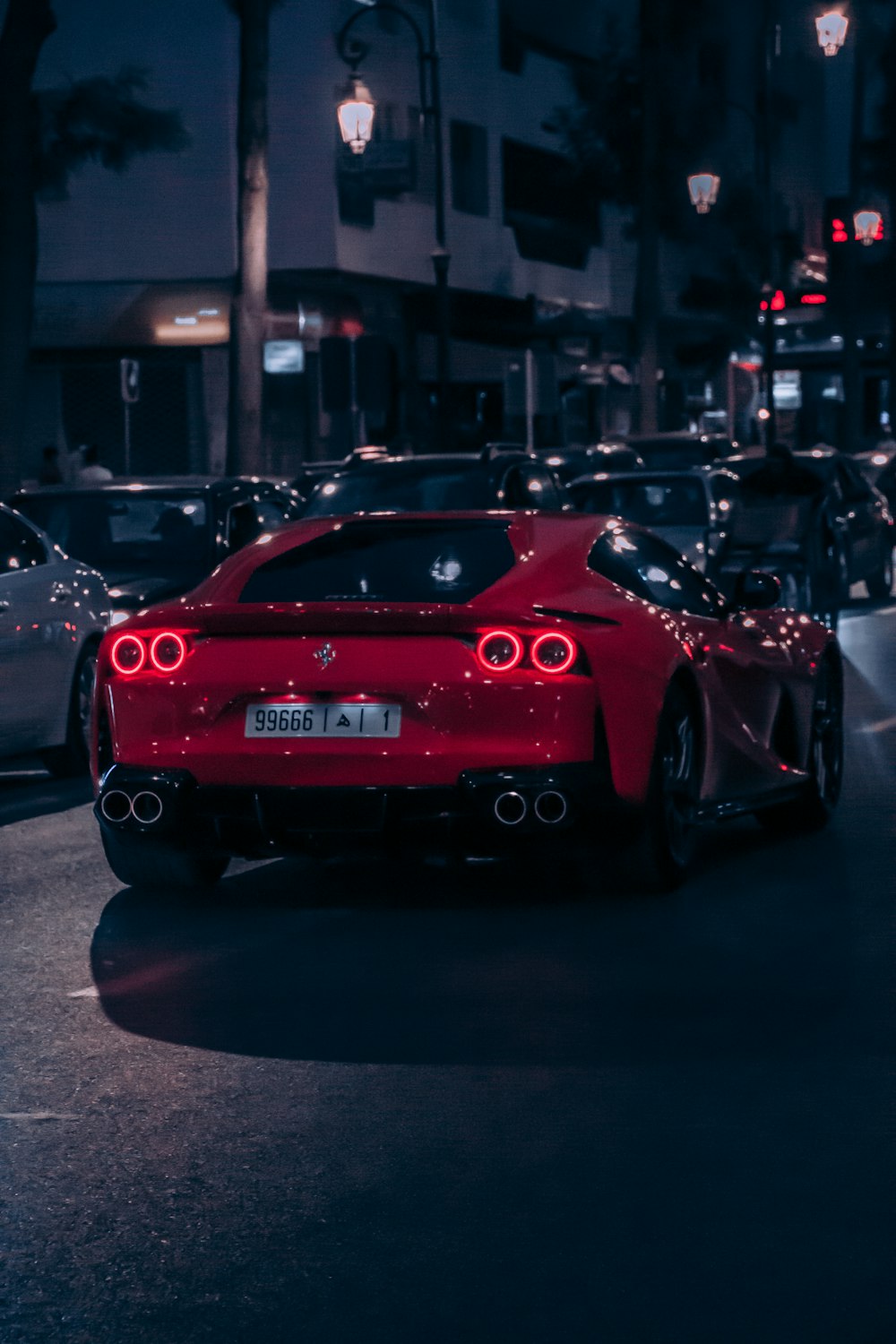 Porsche 911 rossa parcheggiata su strada durante la notte