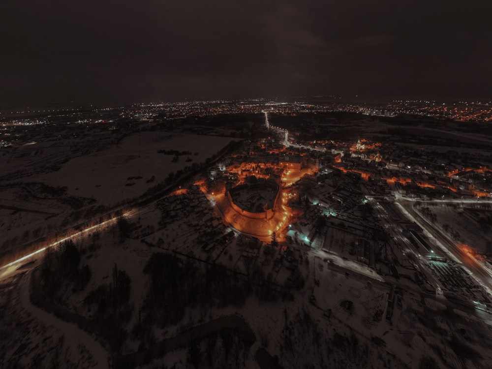 Vista aérea de la ciudad durante la noche