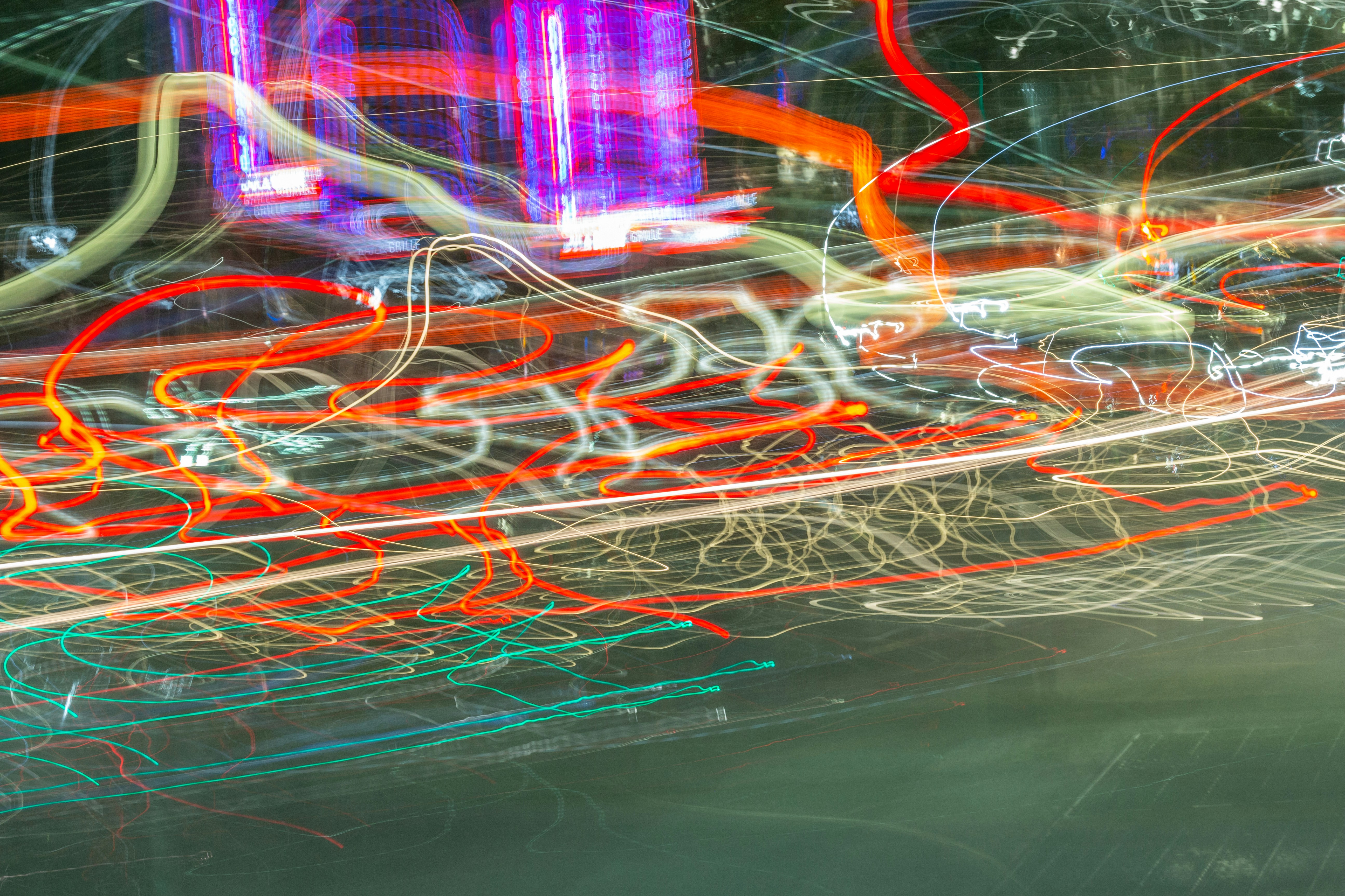 blaues, rotes und orangefarbenes Licht