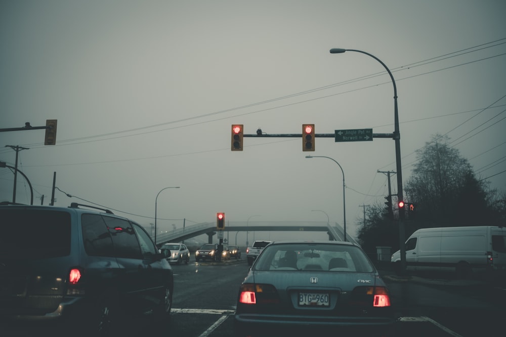 voiture noire sur la route pendant la journée