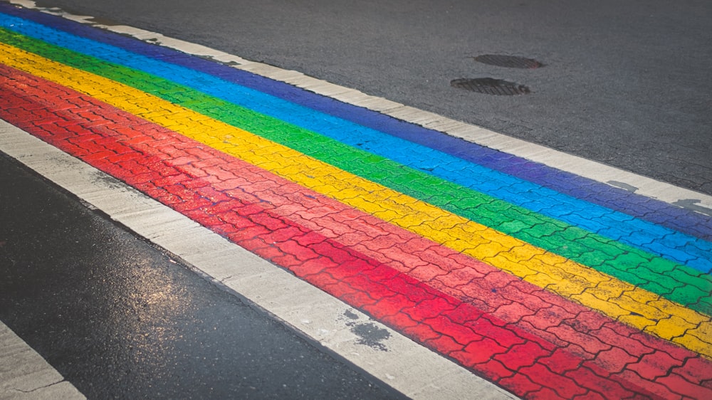 Mehrfarbig gestreiftes Gummiband auf grauer Asphaltstraße